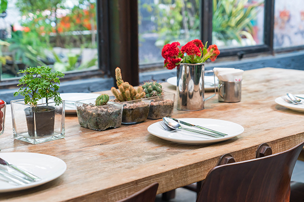 L'Atelier LEPIN réalise vos futures tables à manger en bois sur-mesure.