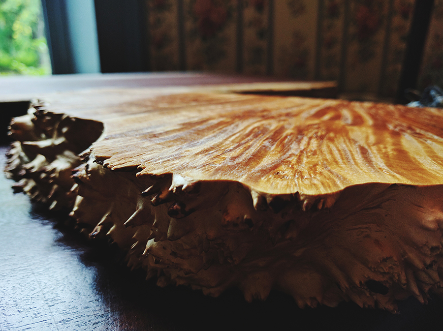 L'Atelier Lepin fabrique des tables sur-mesure en résine et en bois.
